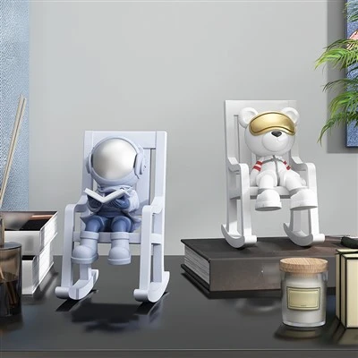 Figurină astronaut în balansoar
